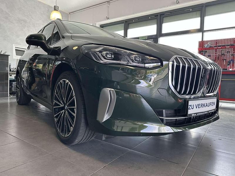 Sanremo green metallic Gebraucht 2024 BMW 218 Active Tourer Luxury Line Van / Kleinbus | 26.990 € (Superpreis) - Bild 1/4