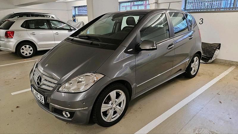 Grau Gebraucht 2011 Mercedes 180 Limousine | 10.500 € (Guter Preis) - Bild 1/4