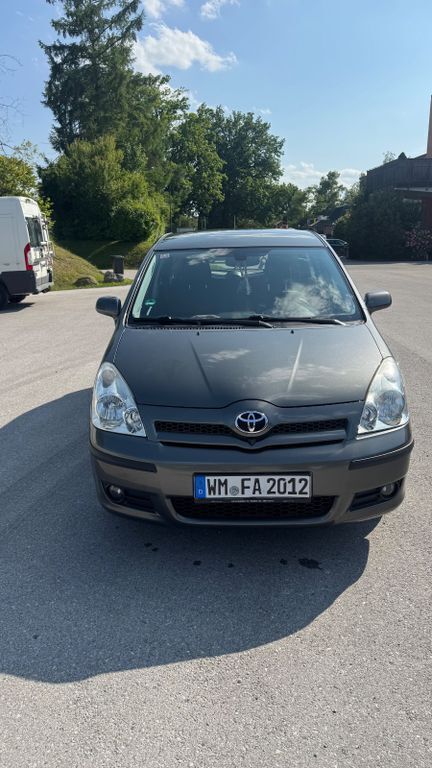 Grau Gebraucht 2005 Toyota Corolla Verso Van / Kleinbus | 3.499 € (Guter Preis) - Bild 1/4