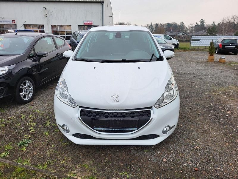Weiß Gebraucht 2012 Peugeot 208 Active Kleinwagen | 4.990 € (Etwas zu teuer) - Bild 1/4
