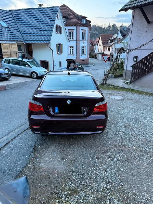 Gebraucht BMW 525 218 PS (160 kW) 2008 Rot Limousine