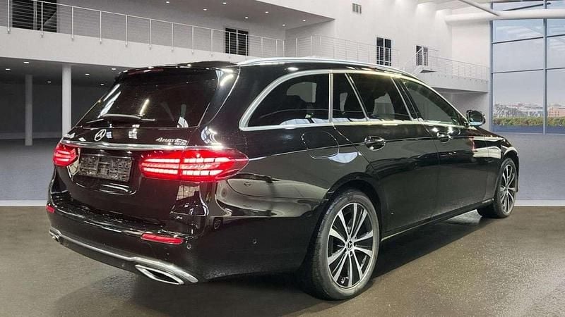 Gebraucht Mercedes E300 306 PS (225 kW) 2022 Schwarz/baltic black Kombi