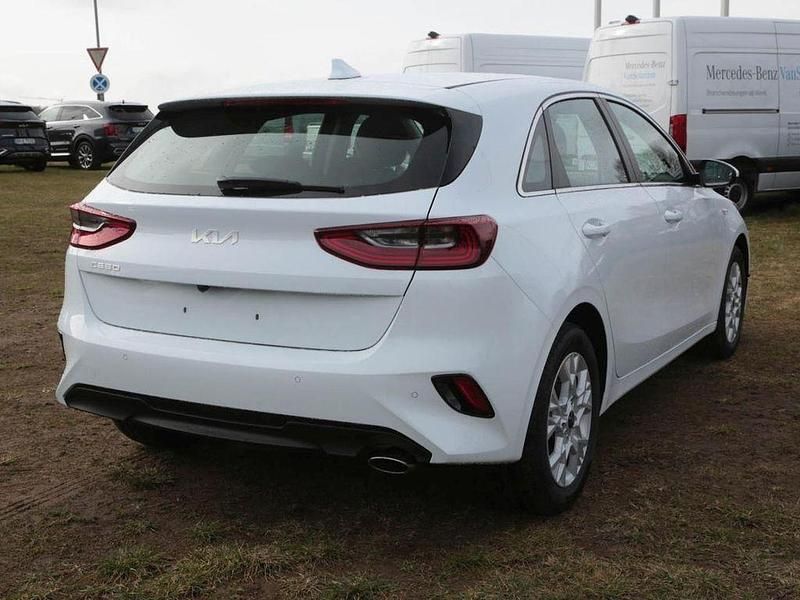 Neu Kia Ceed Vision 140 PS (102 kW) 2025 Carraraweiß Kleinwagen