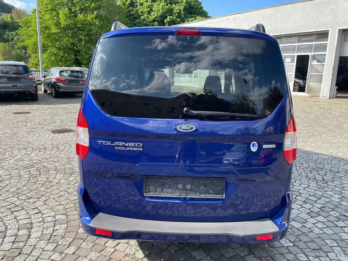 Gebraucht Ford Tourneo Courier Titanium 101 PS (74 kW) 2017 Indicblau metallic Van / Kleinbus