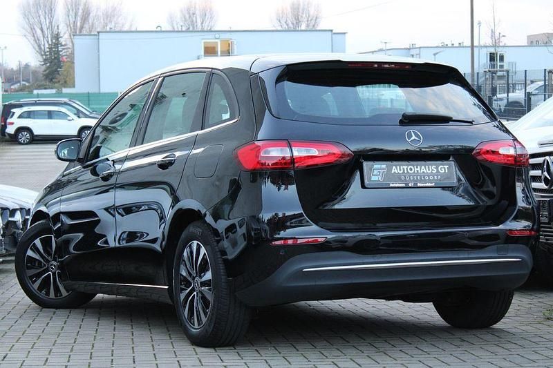 Gebraucht Mercedes 180 Style 116 PS (85 kW) 2022 Schwarz Limousine