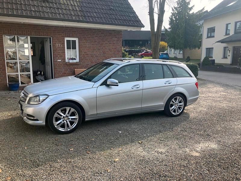 Gebraucht Mercedes C180 156 PS (114 kW) 2014 Schwarz Kombi