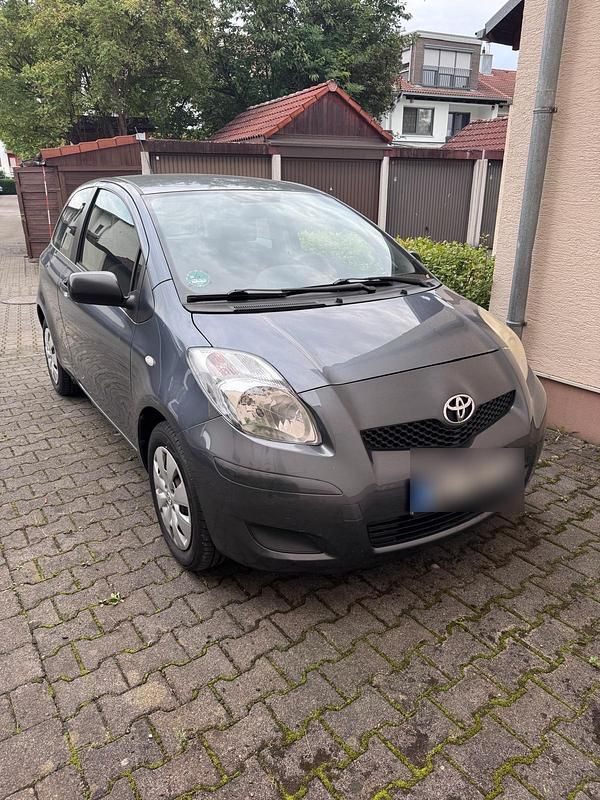 Grau Gebraucht 2009 Toyota Yaris Kleinwagen | 2.000 € (Superpreis) - Bild 1/4