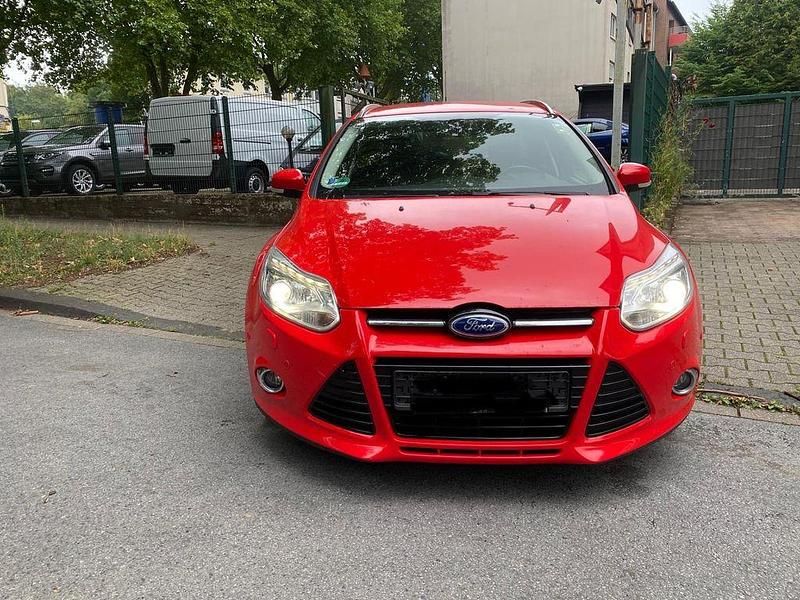 Rot Gebraucht 2014 Ford Focus Titanium Kombi | 5.450 € (Guter Preis) - Bild 1/4