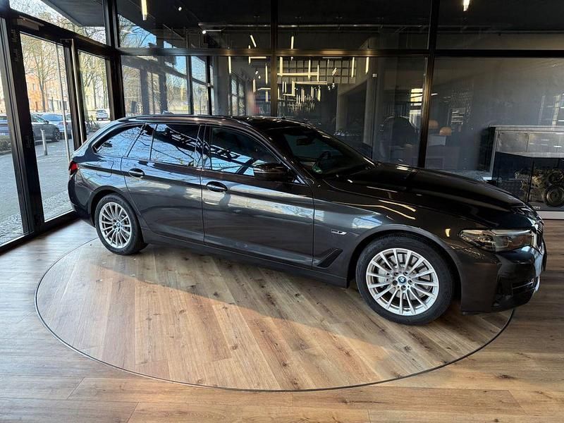 Grau Gebraucht 2022 BMW 530e Kombi | 31.750 € (Superpreis) - Bild 1/4
