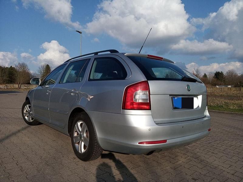 Gebraucht Skoda Octavia Ambition 105 PS (77 kW) 2011 Silber Kombi