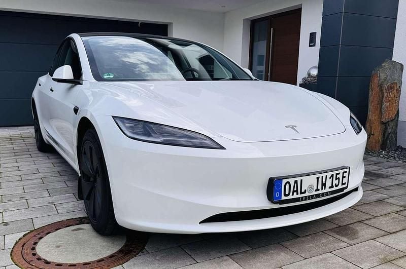 Weiß Gebraucht 2024 Tesla Model 3 Limousine | 33.990 € (Superpreis) - Bild 1/4