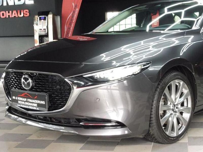 Grau Gebraucht 2021 Mazda 3 Selection Limousine | 21.899 € (Etwas zu teuer) - Bild 1/4