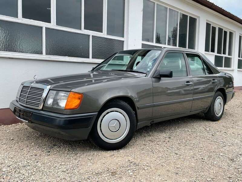 Grau Gebraucht 1989 Mercedes E200 Limousine | 2.490 € - Bild 1/4