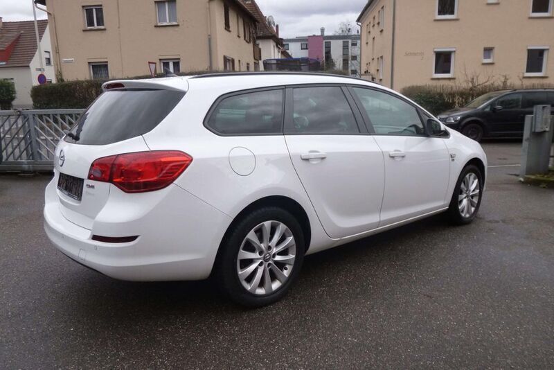 Gebraucht Opel Astra 165 PS (121 kW) 2012 Schneeweiss/summitwhite/arctic Kombi