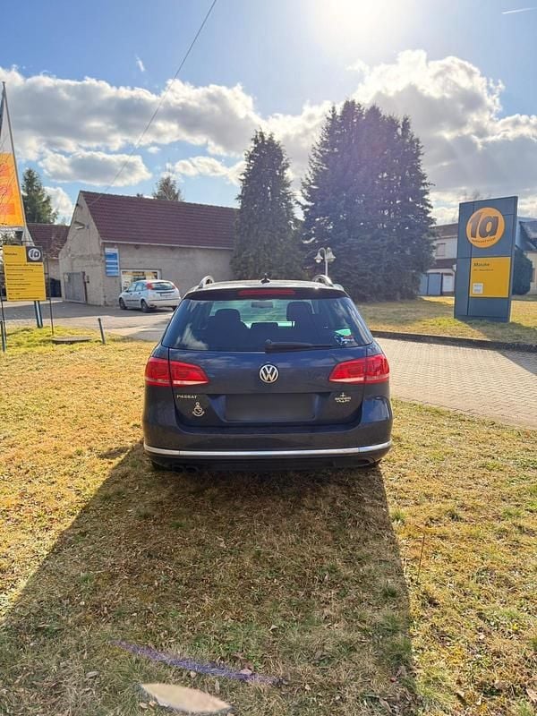 Gebraucht VW Passat 140 PS (102 kW) 2013 Blau Kombi