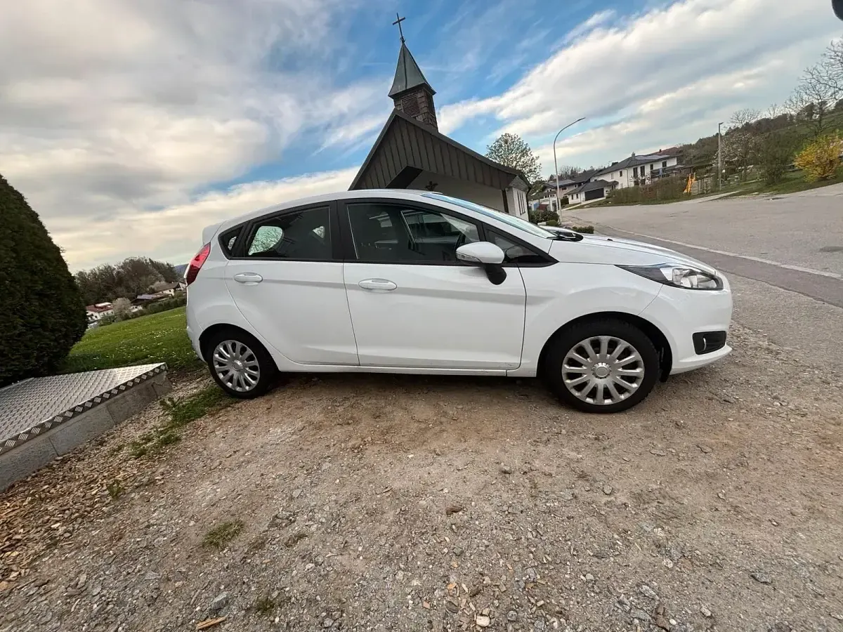 Gebraucht Ford Fiesta 101 PS (74 kW) 2016 Weiß Kleinwagen