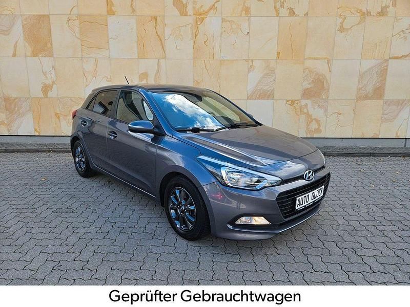 Grau Gebraucht 2017 Hyundai i20 YES! Limousine | 10.490 € (Fairer Preis) - Bild 1/4