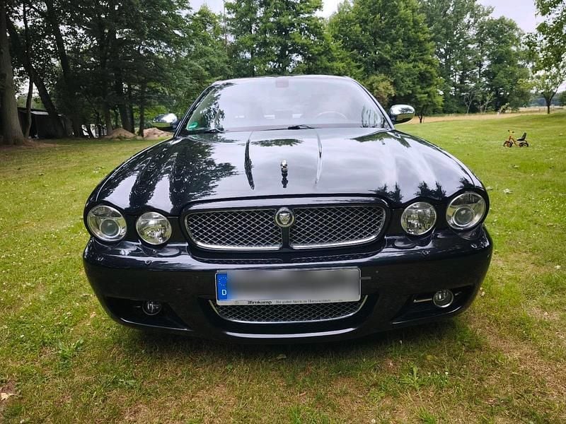 Schwarz Gebraucht 2007 Jaguar XJ6 Executive Limousine | 11.400 € (Fairer Preis) - Bild 1/4
