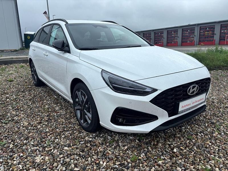 Weiß Neu 2025 Hyundai i30 Advantage Limousine | 26.450 € (Teuer) - Bild 1/3