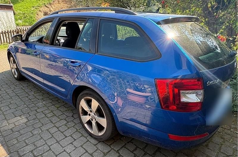 Usado Skoda Octavia 150 HP (110 kW) 2015 Azul Citadino