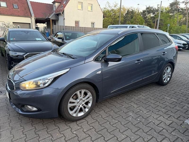 Używany Kia Ceed 135 KM (99 kW) 2013 Niebieski Hatchback
