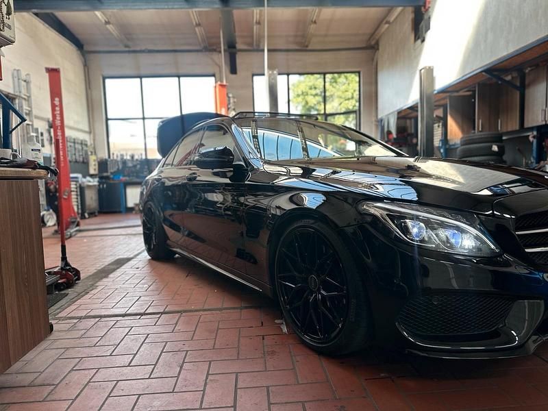Schwarz Gebraucht 2017 Mercedes C250 AMG line Limousine | 29.999 € - Bild 1/4