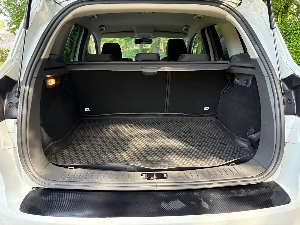 Gebraucht Ford Kuga Individual 140 PS (102 kW) 2012 Weiß SUV