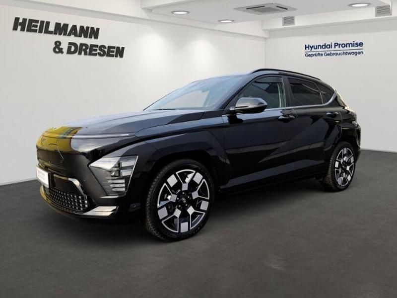 Abyss black (metallic) Gebraucht 2024 Hyundai Kona Prime SUV | 33.950 € (Fairer Preis) - Bild 1/4