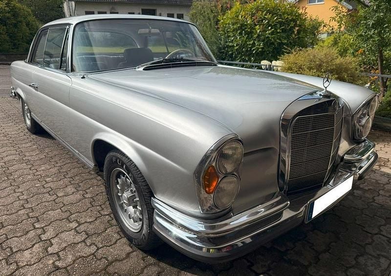 Grau Gebraucht 1966 Mercedes W111 | 64.990 € - Bild 1/4