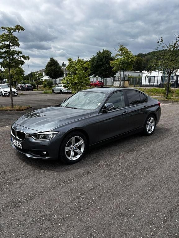Grau Gebraucht 2017 BMW 320 Advantage Limousine | 13.300 € (Guter Preis) - Bild 1/4