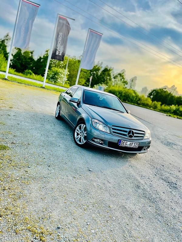 Grau Gebraucht 2009 Mercedes C250 Limousine | 4.300 € (Fairer Preis) - Bild 1/4