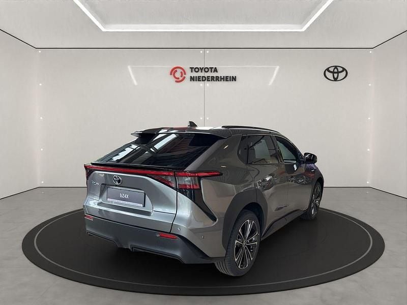 Gebraucht Toyota bZ4X Basis 150 kW (204 PS) 2023 Palladiumsilber metallic SUV