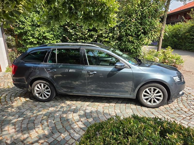Grau Gebraucht 2014 Skoda Octavia Ambition Kombi | 8.000 € (Guter Preis) - Bild 1/4
