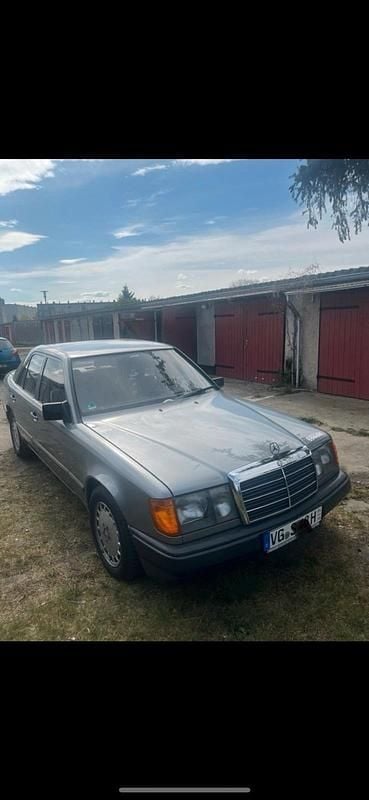 Grau Gebraucht 1988 Mercedes E230 Limousine | 4.500 € - Bild 1/4