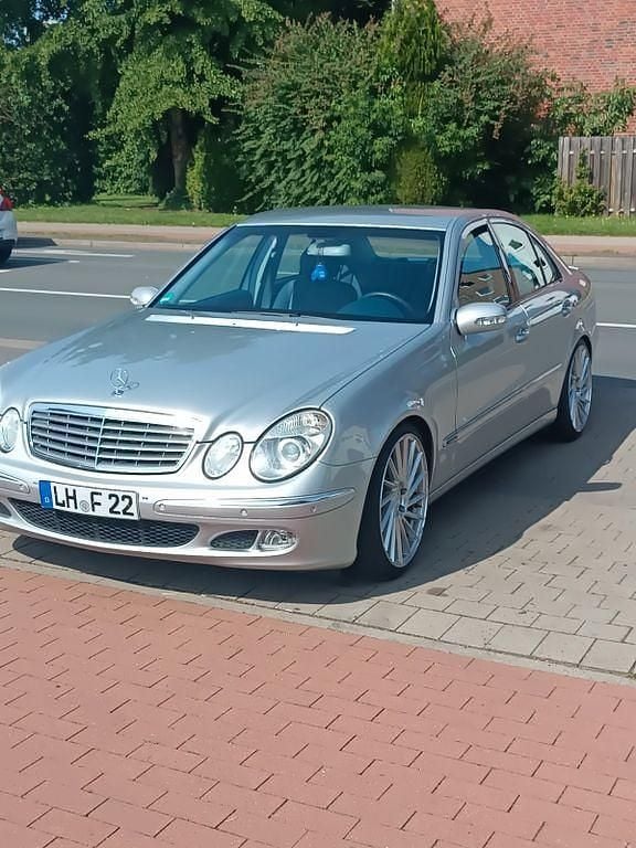 Silber Gebraucht 2003 Mercedes E200 Elegance Limousine | 5.500 € (Teuer) - Bild 1/4