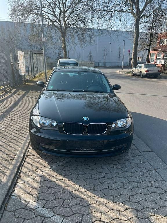 Gebraucht BMW 116 122 PS (89 kW) 2009 Schwarz Kleinwagen