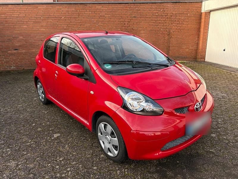 Gebraucht Toyota Aygo 68 PS (50 kW) 2005 Rot Kleinwagen