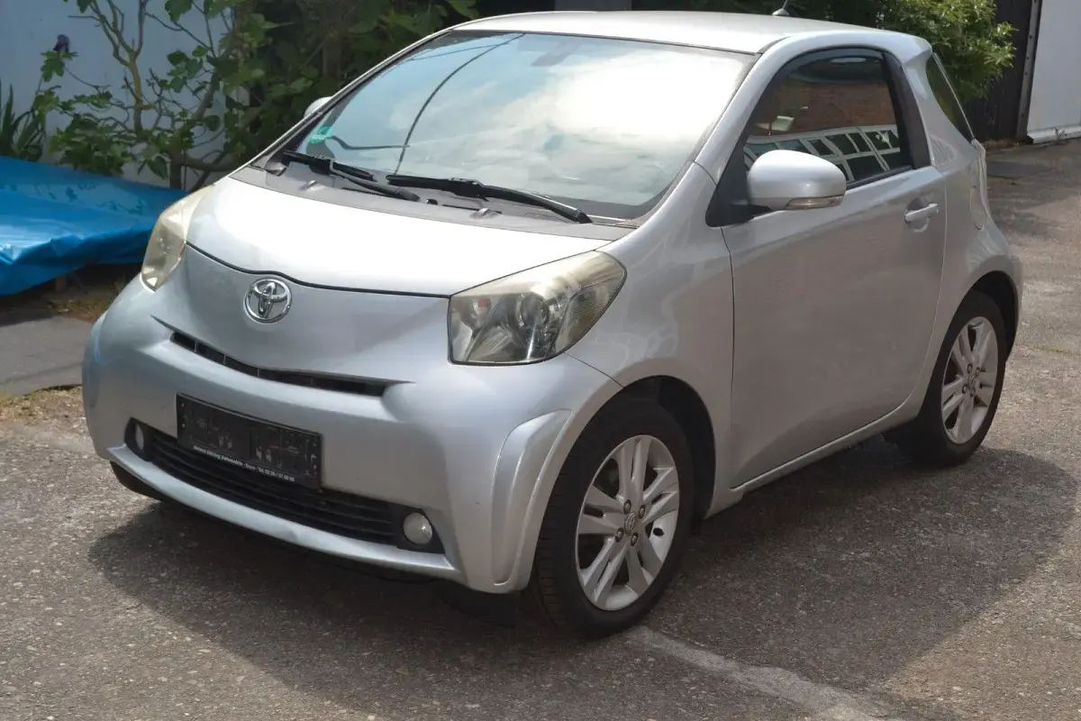 Gebraucht Toyota iQ 98 PS (72 kW) 2010 Silber Kleinwagen