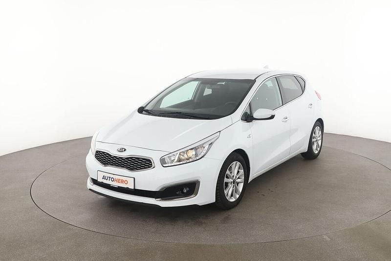 Weiß Gebraucht 2018 Kia Ceed DREAM-TEAM Edition Limousine | 11.770 € (Fairer Preis) - Bild 1/3