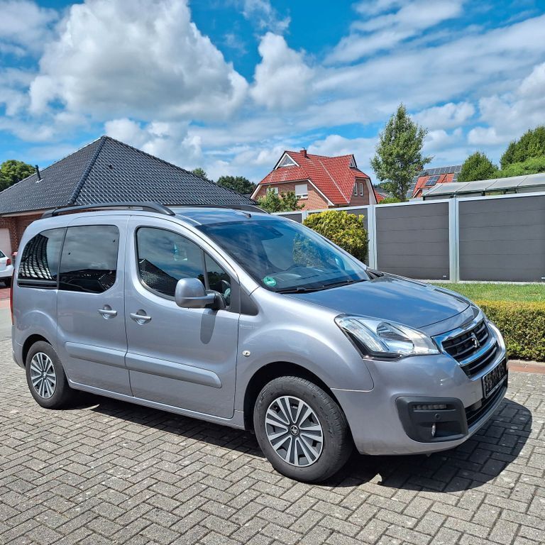 Grau Gebraucht 2015 Peugeot Partner Tepee Van / Kleinbus | 10.750 € (Etwas zu teuer) - Bild 1/4