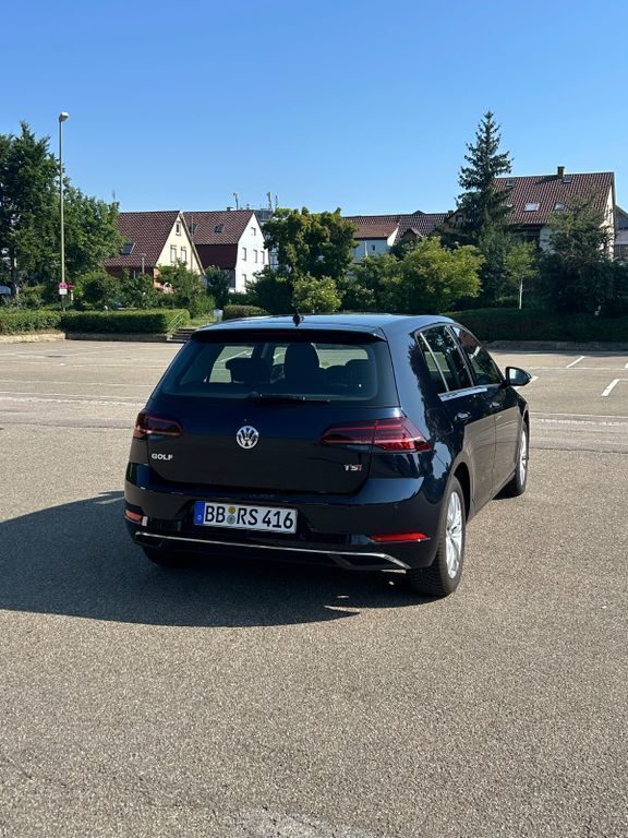 Blau Gebraucht 2017 VW Golf VII Comfortline Kleinwagen | 12.000 € (Guter Preis) - Bild 1/4