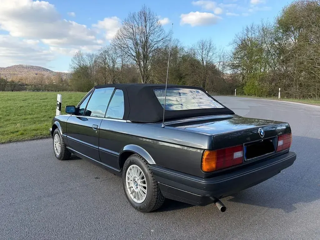 Gebraucht BMW 318 Cabriolet 113 PS (83 kW) 1991 Schwarz Cabrio