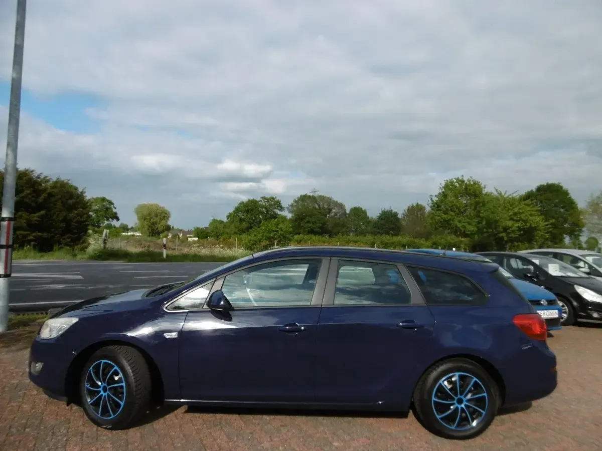 Gebraucht Opel Astra 101 PS (74 kW) 2012 Blau Kombi
