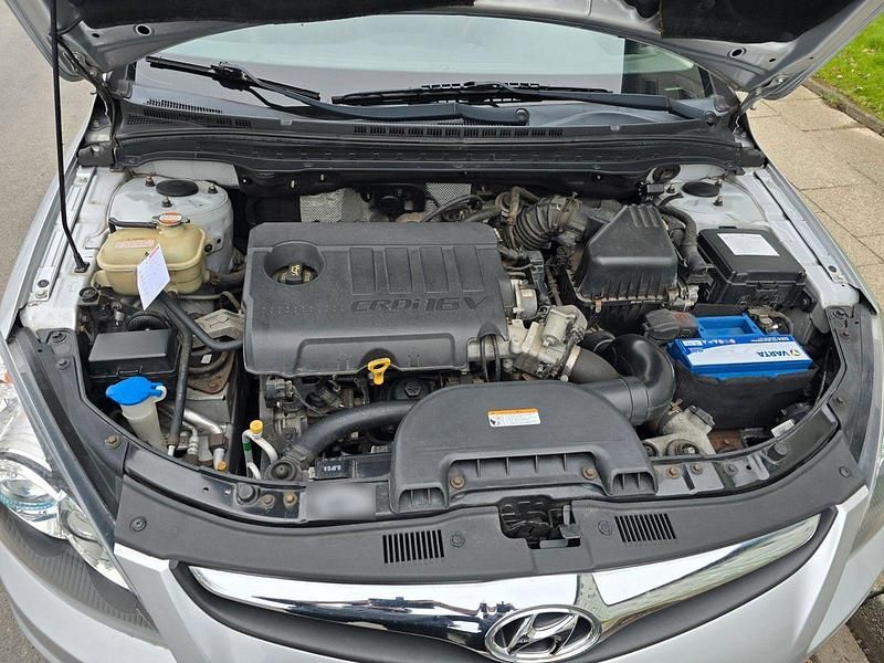 Gebraucht Hyundai i30 Edition 90 PS (66 kW) 2012 Silber Limousine