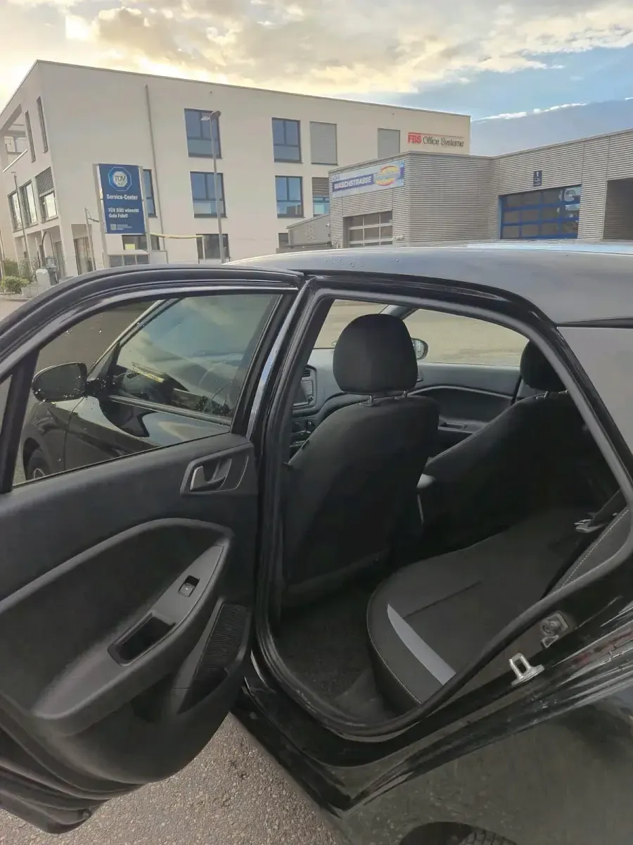 Gebraucht Hyundai i20 101 PS (74 kW) 2017 Schwarz Kleinwagen