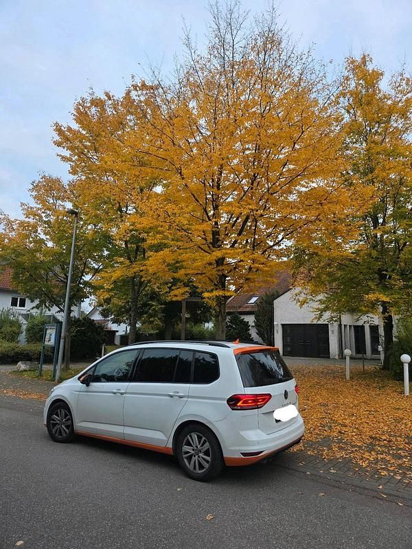 Gebraucht VW Touran 150 PS (110 kW) 2022 Weiß Van / Kleinbus