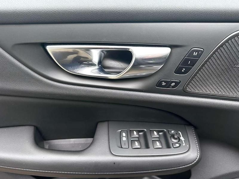 Gebraucht Volvo V60 Plus 197 PS (144 kW) 2024 Onyx black / metallic Kombi