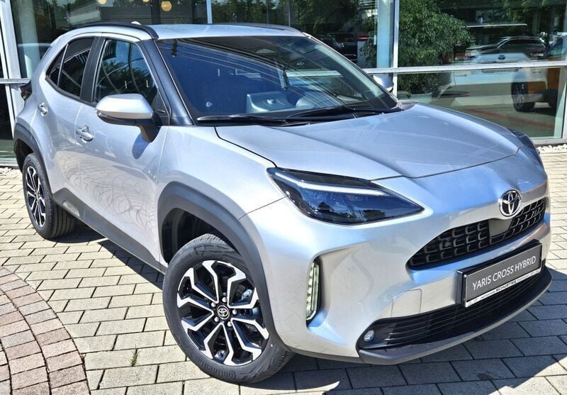Silber Neu 2025 Toyota Yaris Cross Team SUV | 28.980 € - Bild 1/4