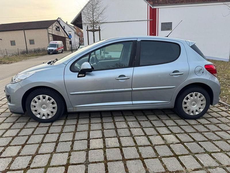 Gebraucht Peugeot 207 90 PS (66 kW) 2010 Blau Limousine
