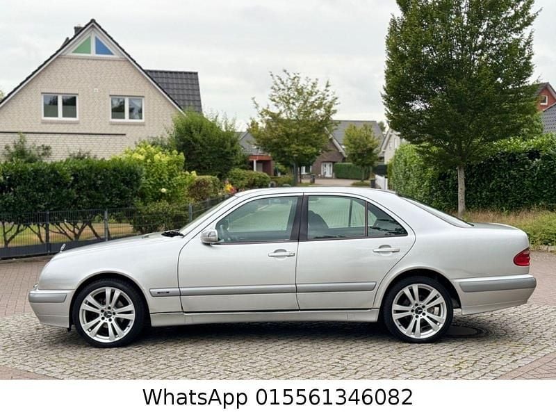 Gebraucht Mercedes E220 Classic 143 PS (105 kW) 2002 Silber Limousine